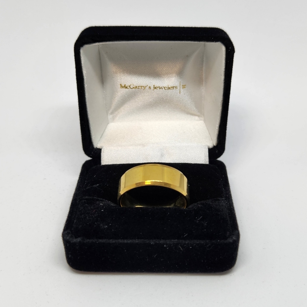 New stylish gloss gold wedding band ring